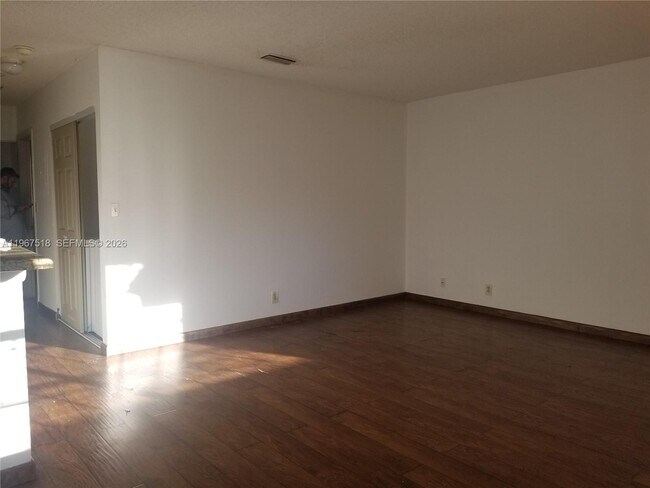 Foto del edificio - 11450 NW 43rd St