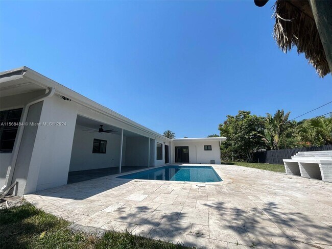 Building Photo - 700 Gardenia Ln