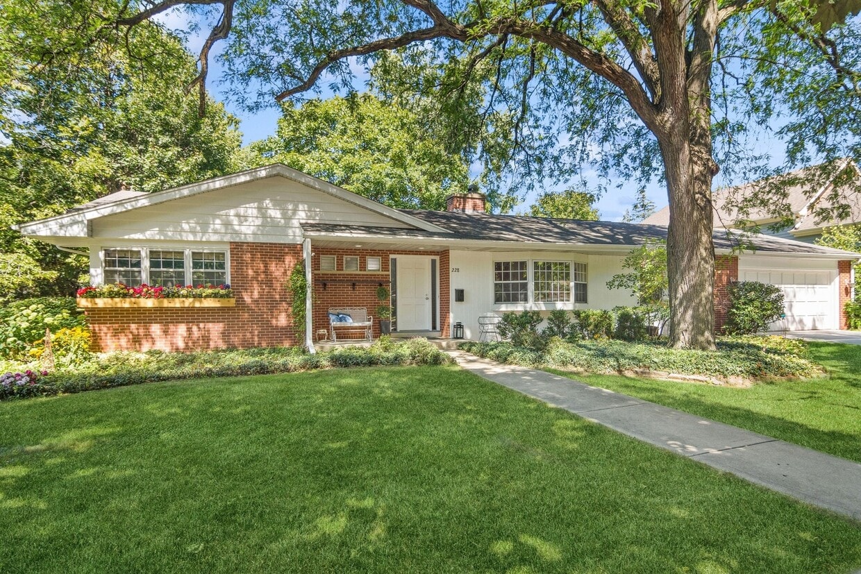 228 Monument Ave, Barrington, IL 60010 House Rental in Barrington, IL