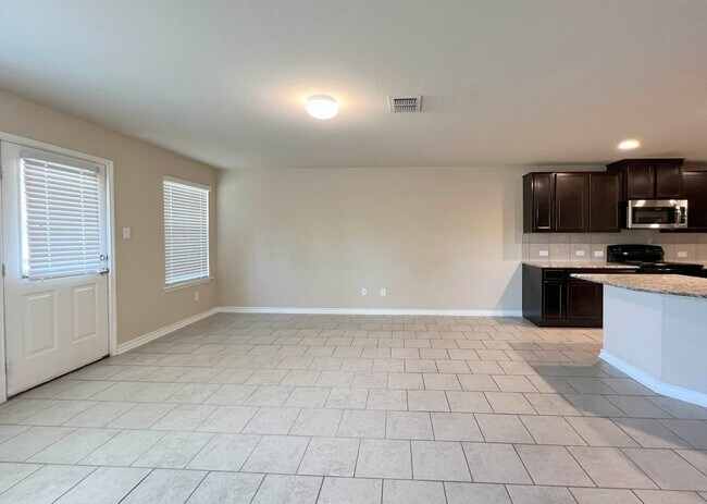 Building Photo - 5/2.5 Home Available for Immediate Move In!