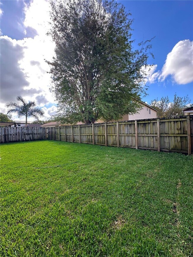 Foto del edificio - 8052 NW 198th St