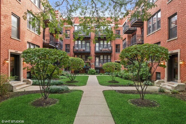 Exterior Courtyard - 5915 N Paulina St