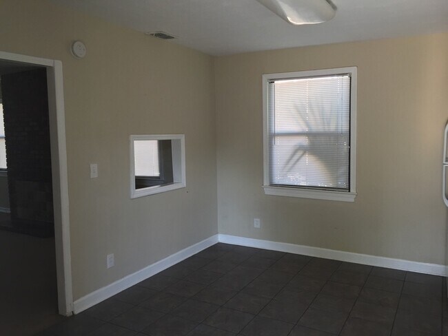 Building Photo - 3 Bedroom 1 Bath Lakeshore Home