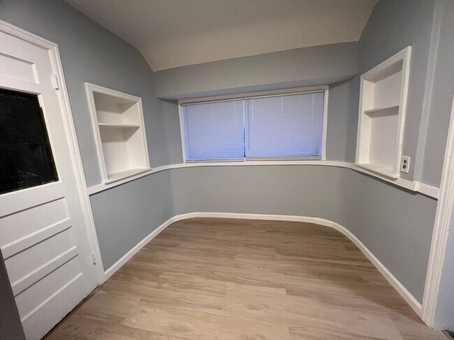 Building Photo - Gorgeous Fully Renovated 4 bedroom 1 bath ...