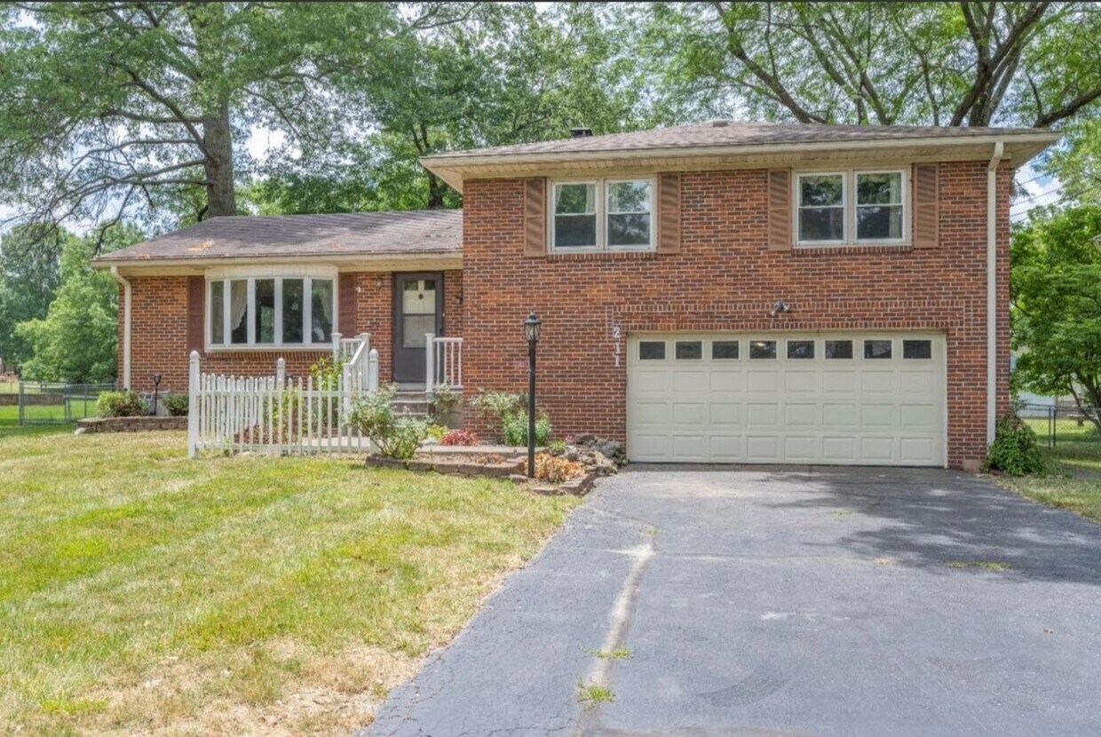 Primary Photo - 211 Lakeview Dr