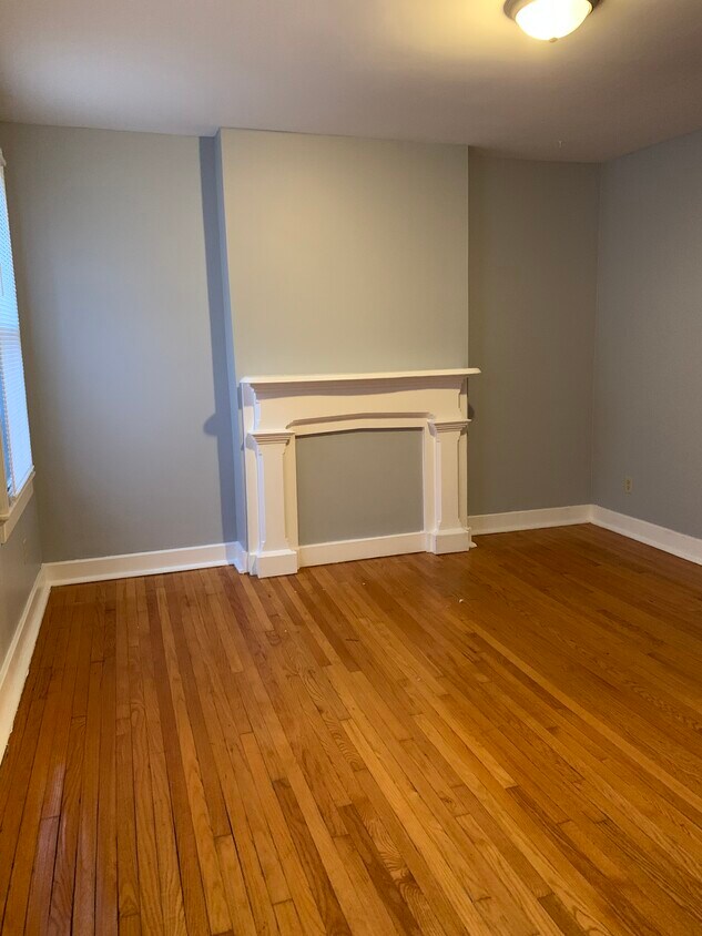 Living Room 13.5 X 14 - 46 Park Ave