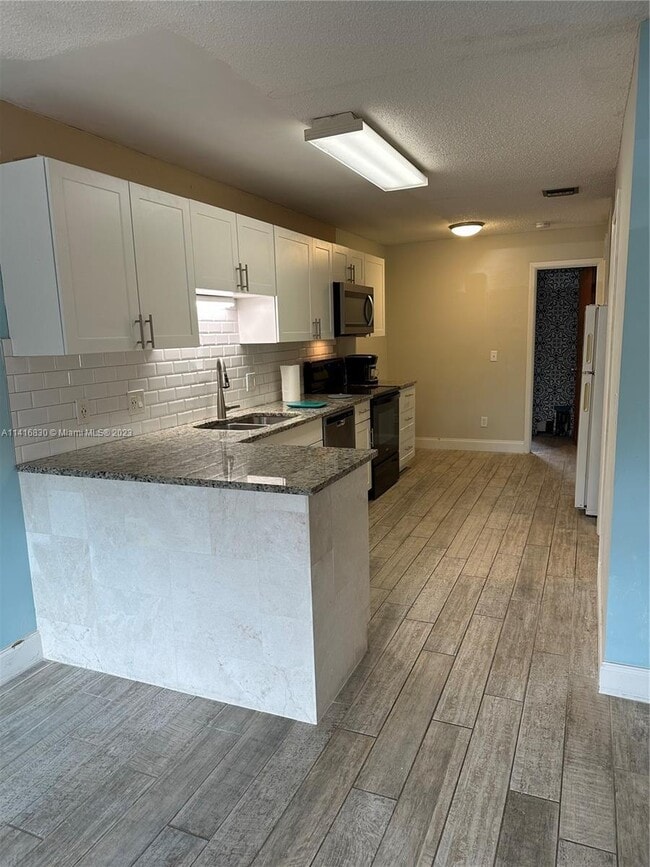 Foto del edificio - 2050 Oleander Blvd