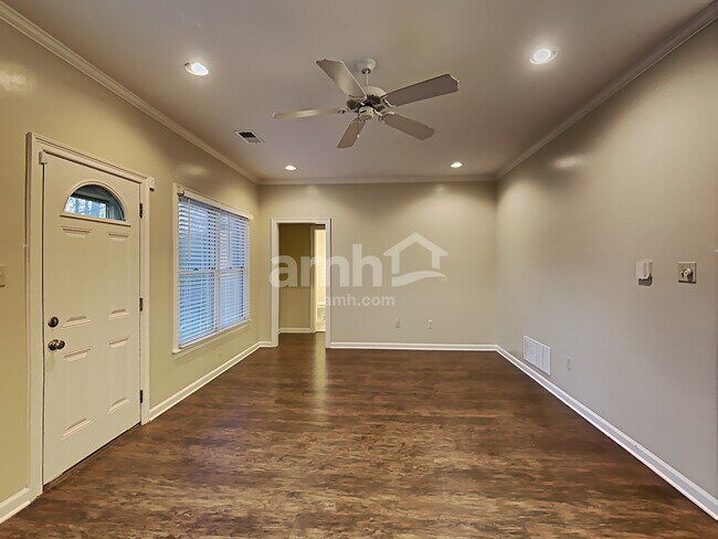 Building Photo - 1625 Wayside Cove