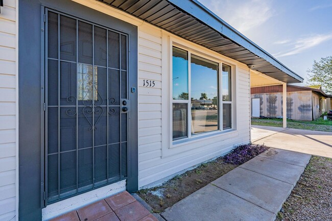 Building Photo - Stylish, updated home in North Phoenix!