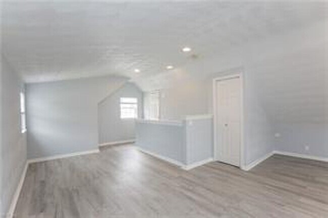 Building Photo - Renovated 3 bed, 1.5 bath Single-Family