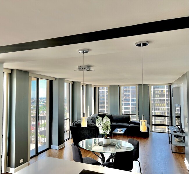 Building Photo - 1660 N La Salle Dr
