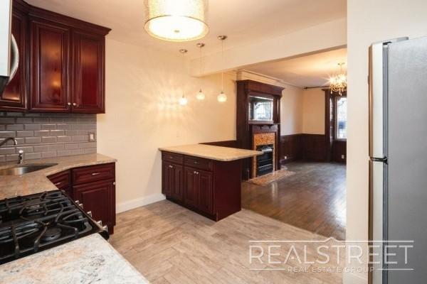 Building Photo - Magnirficent 2 BED in Historic Brownstone w/ Garden & W/D in unit!