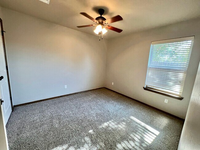 Building Photo - Home in the VALENCIA neighborhood in Edmond!