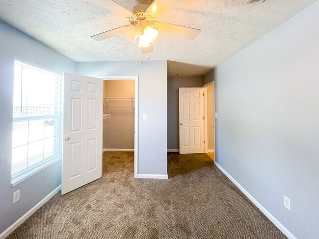 Foto del edificio - 4740 Kelvington Dr