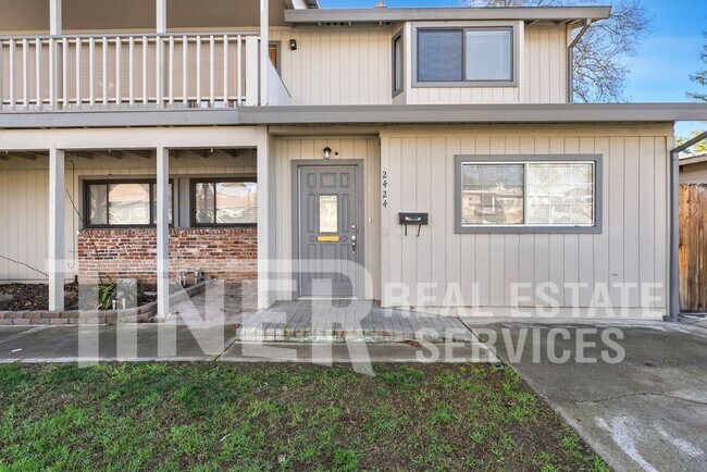 Foto del edificio - STUNNING UPDATED HOME 5 BEDROOM HOME ON CO...