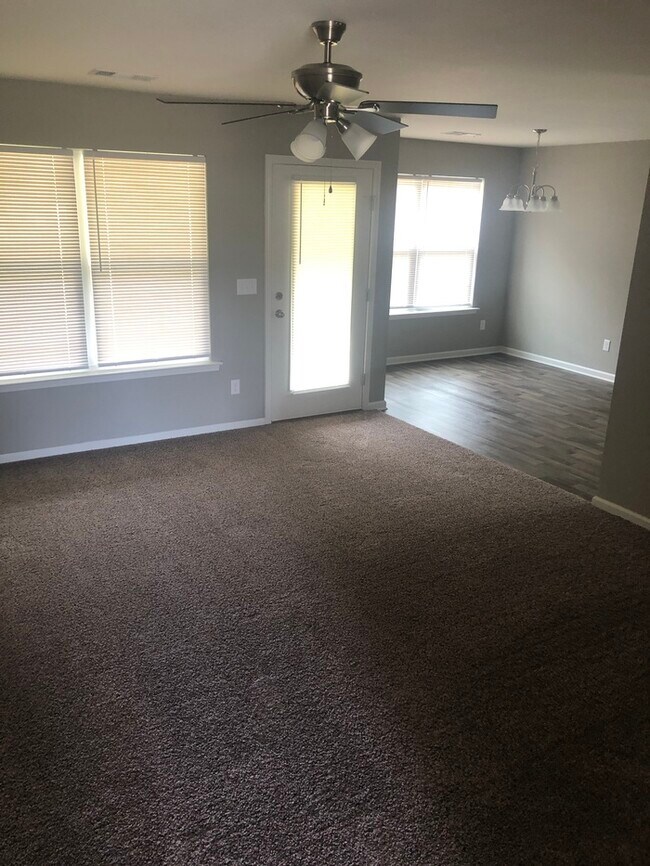 Foto del edificio - 16100 Stone Ridge Pkwy