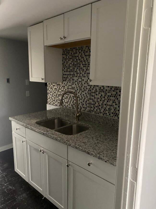 Granite counter tops - 1406 Mechanicsville Turnpike