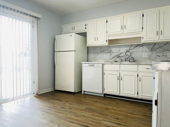 Building Photo - 104 Peachtree Ct