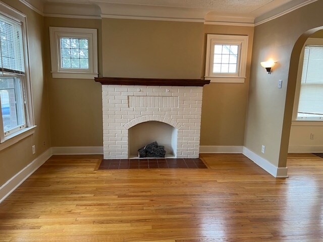 Living room and decorative fireplace - 166 Jewell St