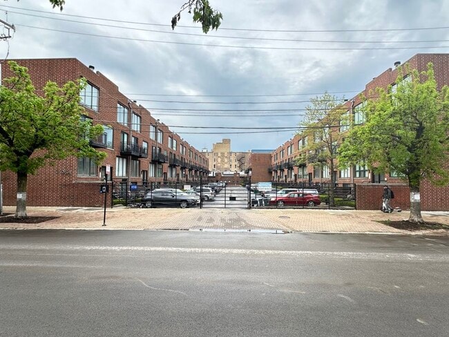 Building Photo - 843 W Grace St