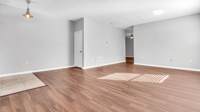 Building Photo - Beautiful 3BD/2BTH Home in Colony Lakes!
