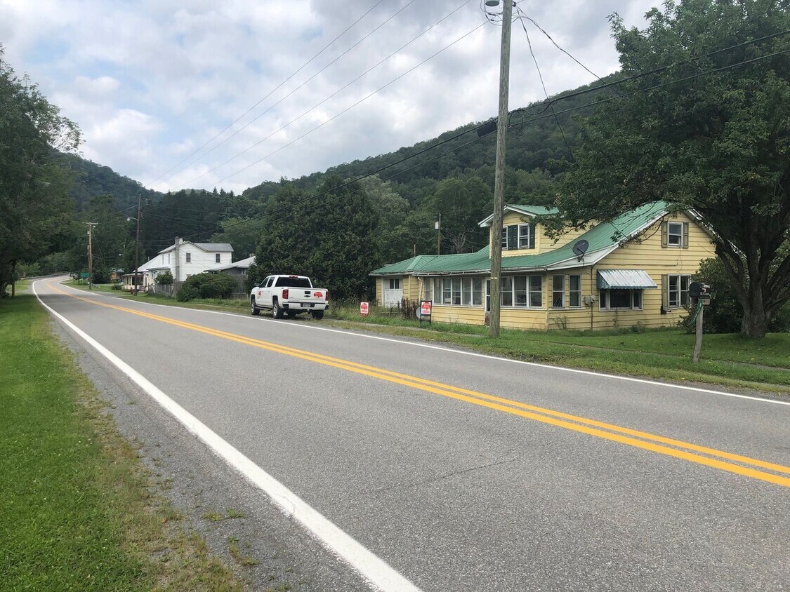 Building Photo - Large 3 bedroom / 2 bathroom single family home for rent!