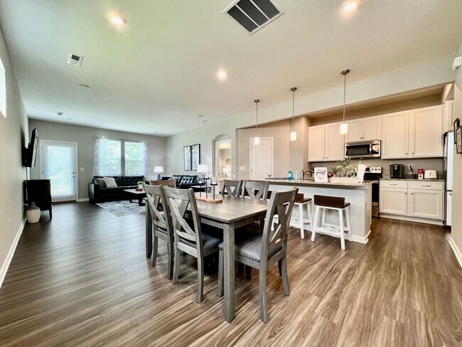 Foto del edificio - Fully Furnished Luxury Corporate Rental - Brand New Construciton