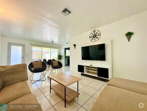 Building Photo - 2924 Middle River Dr
