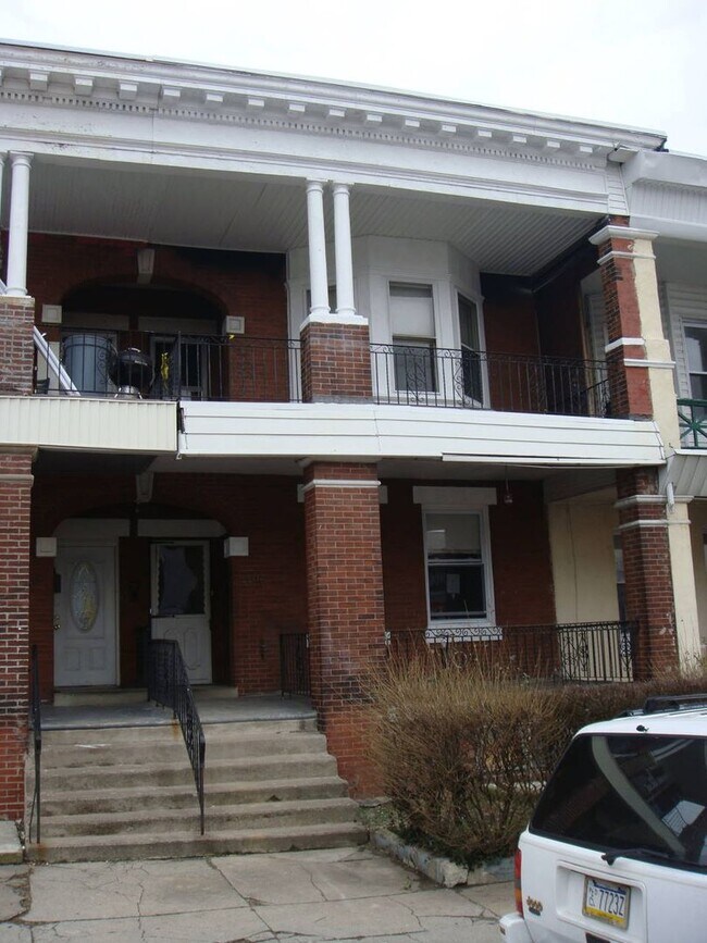 Building Photo - Come see this beauty today