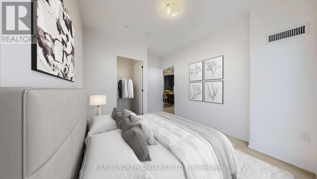 Photo du bâtiment - 2450 Old Bronte Rd