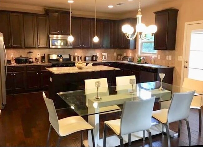 Building Photo - 3911 Kingfisher Dr