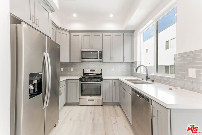 Foto del edificio - 1238 1/2 Beachwood Dr