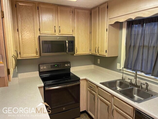 Building Photo - 107 Little John Way