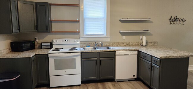 Building Photo - 1214 St James St