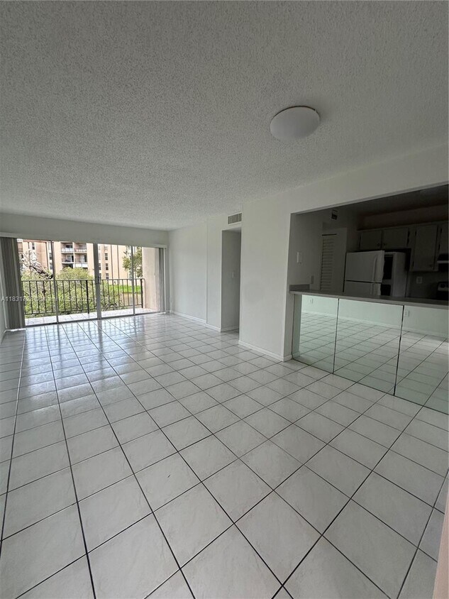 Foto principal - 8897 Fontainebleau Blvd