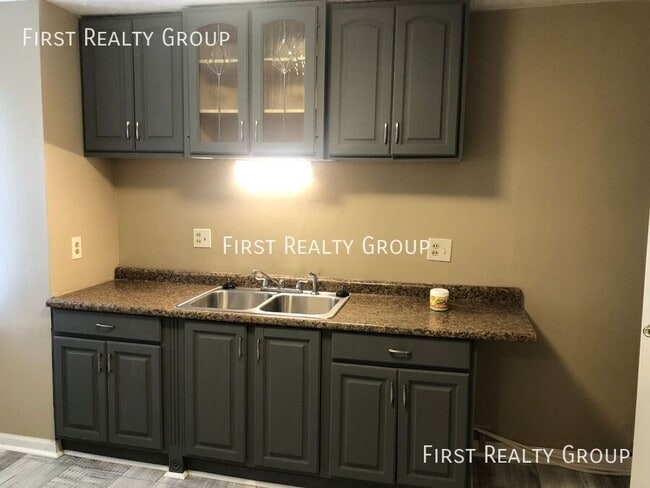 Building Photo - 330 Verona Rd