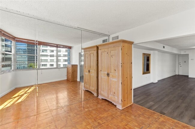 Building Photo - 905 Brickell Bay Dr