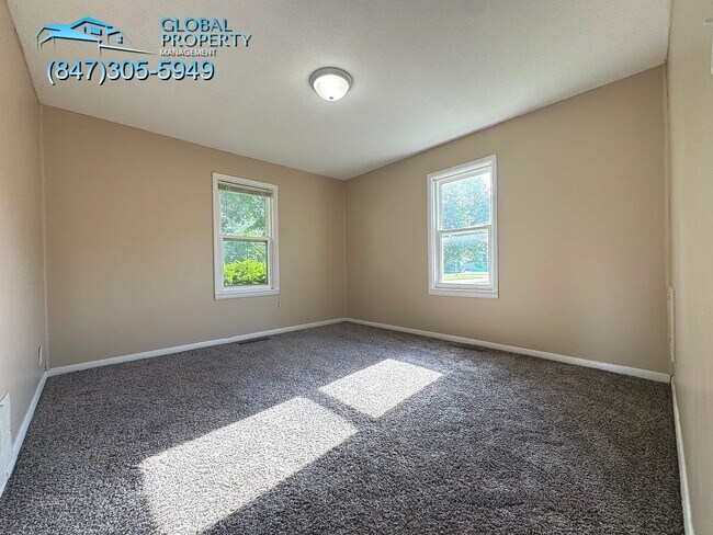 Foto del edificio - 5 Bedroom Home For Rent in Kankakee