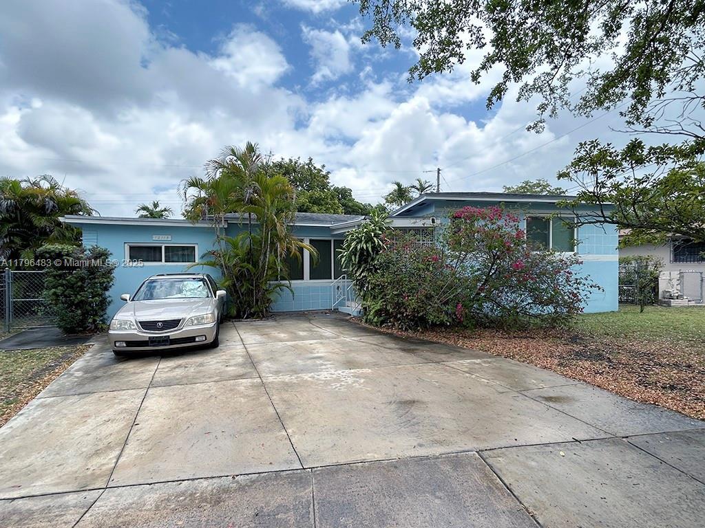 Foto principal - 12115 NE Miami Ct