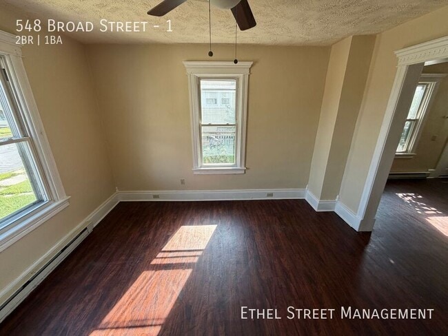 Building Photo - 548 Broad St