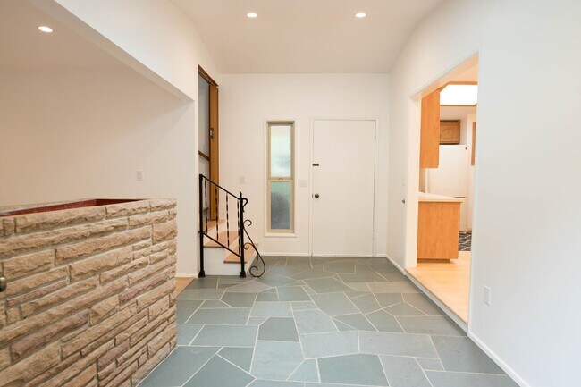 Foto del edificio - 3 Bedroom 2 Bathroom Home in Mission Canyon