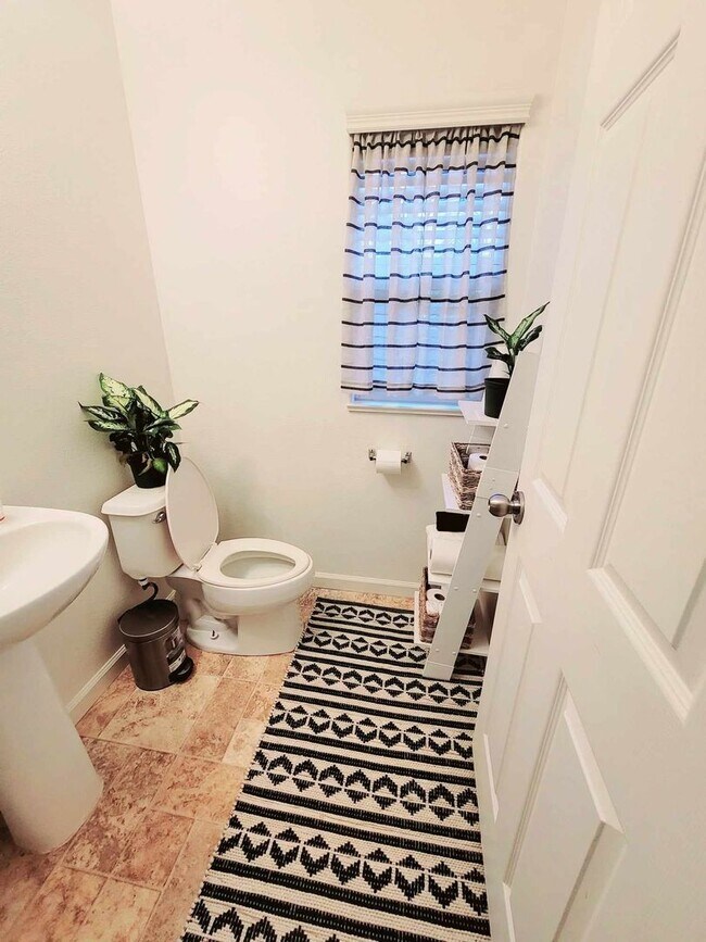 Foto del edificio - Charming 4-Bedroom Home with Solar Power i...
