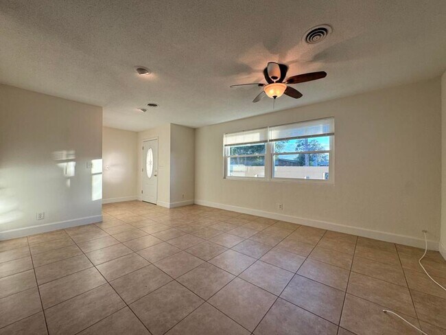 Building Photo - 4/2 in South Daytona