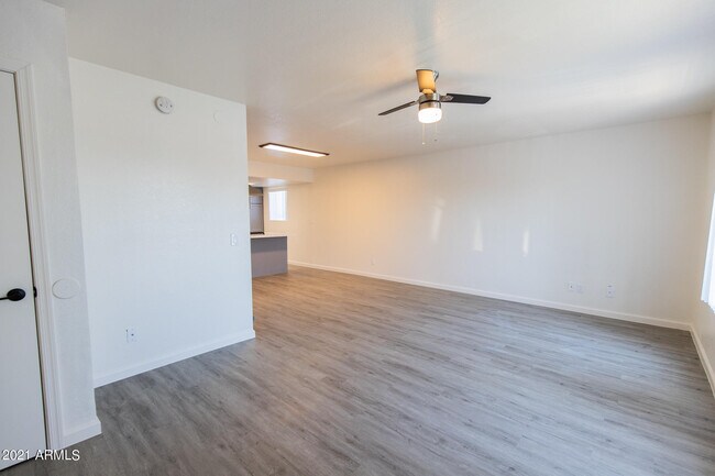 Building Photo - 2020 W Orangewood Ave