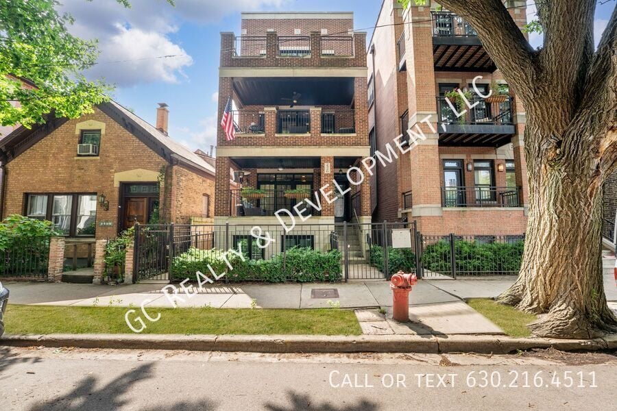 Primary Photo - 2326 N Greenview Ave