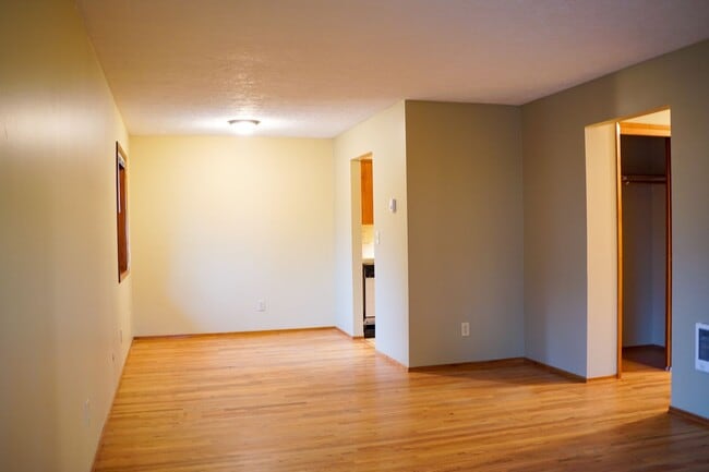 Building Photo - Close-in SE: Nicely Renovated Mid-Century 3-Bed w/Full Basement!