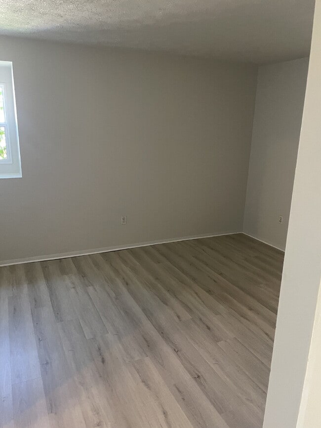 Photo - 1 bedroom unit in clairton 50% off move in... Apartment