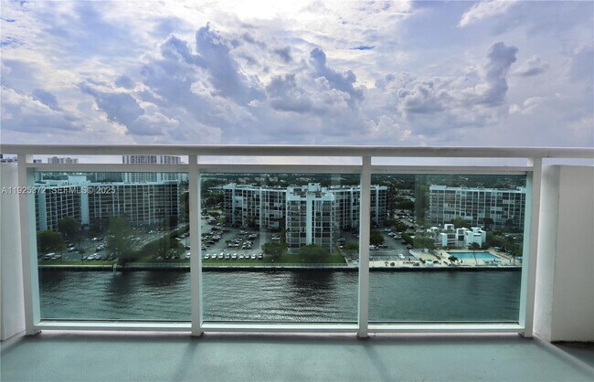 Foto del edificio - 3000 S Ocean Dr