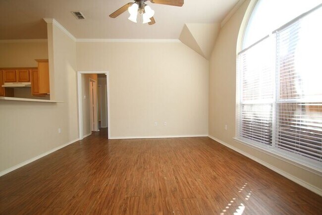 Foto del edificio - Enchanting 3/2 Duplex Home Located in WONDERFUL Weatherford! ~ ((AMAZING LOCATION!!)) Tile & Wood...
