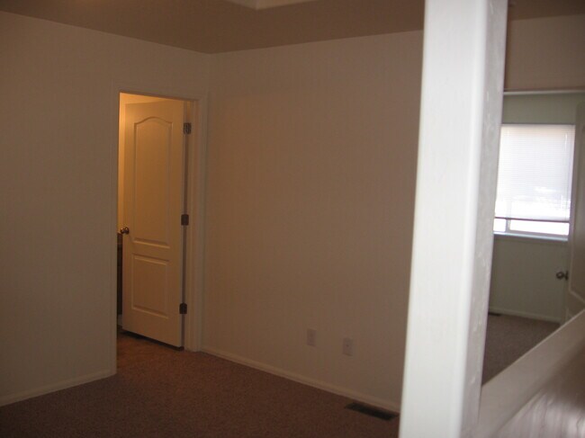 Building Photo - 652 1/2 Serenity Ln